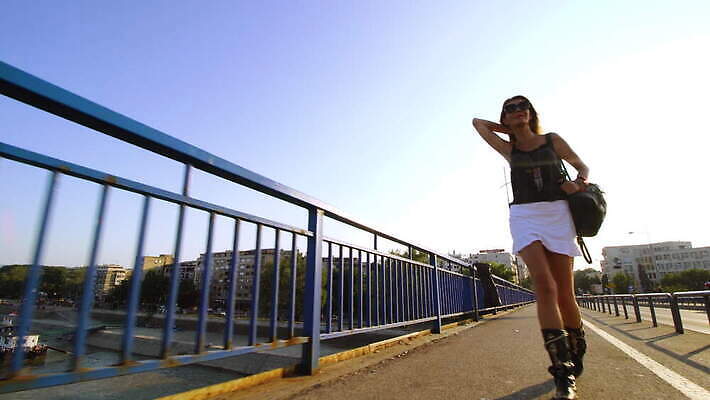 모델 1 라이프스타일 여자 도로 신발 발 거리 부츠 건강 한명 사람 성인 야외 강 치마 태양 섹시 걷기 맑음 산책 시골 도시 화려 우아함 날씬함 타운 단계 다뉴브강 세르비아 양발 혼자 4K MOV 해외동영상 클립영상 자연요소 길 컨셉 교통시설 모션 하의 날씨 휴식 생활 신체부위 몸매 동영상 파일형식