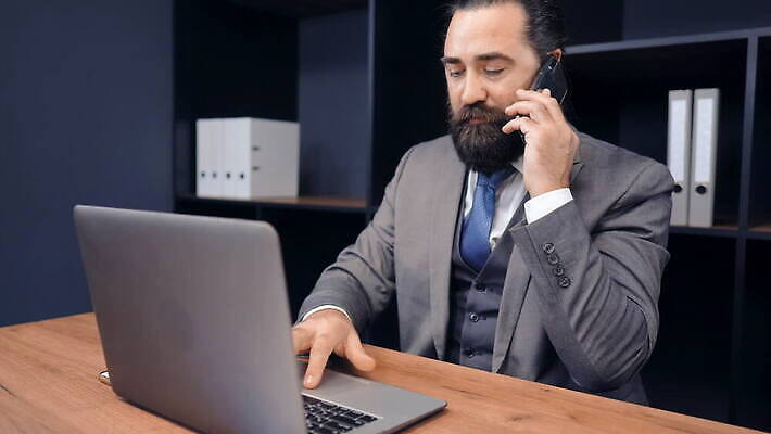 백인 응시 남자 성공 넥타이 모바일 수염 실내 관리 대화 한명 사람 정장 노트북 스마트폰 핸드폰 사무실 갈색 공책 작업 비즈니스맨 검은머리 정상 전화기 손목시계 경영자 리더 긍정 심각 접기 카피스페이스 4K MOV 해외동영상 클립영상 서양인 1 헤어스타일 시선 잡화 옷 시계 컬러 컨셉 비즈니스 장신구 모션 문구용품 말하기 내부 전자제품 스마트기기 공백 직장인 동영상 파일형식