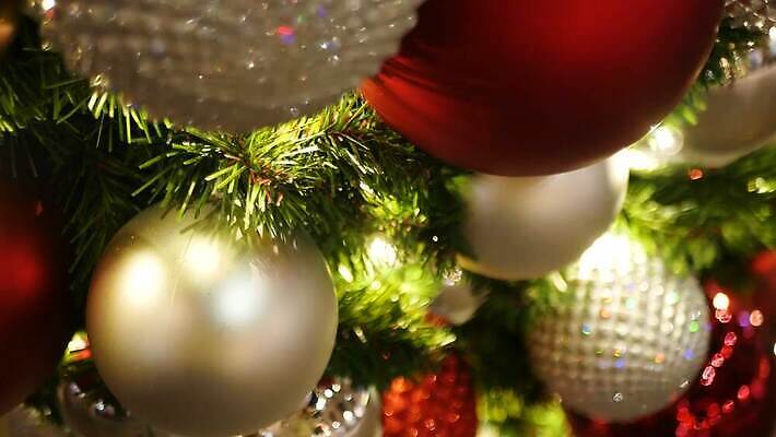 나무 디자인 백그라운드 크리스마스 패턴 공 휴가 전등 조명 요정 사람없음 장식 빨간색 초록색 빛 컬러풀 축제 화환 활발 장식볼 수확 축하 원형 황금 고급 우아함 은색 저녁 소프트포커스 복고 보케 부드러움 해피뉴이어 마법 강렬 블러 여의주 완벽 크리스마스이브 4K MP4 해외동영상 클립영상 도형 식물 기념일 꽃 컬러 컨셉 무늬 농업 촬영기법 새해인사 감각 야간 동영상 파일형식