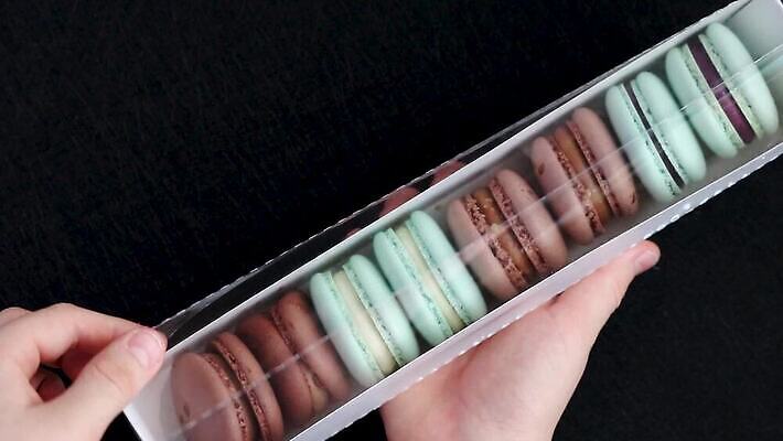 손 음식 디저트 선물 들기 상자 잡기 마카롱 맛있는 MP4 해외동영상 클립영상 모션 신체부위 동영상 파일형식