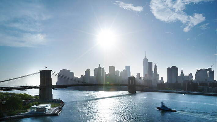 하늘 사람없음 야외 강 고층빌딩 미국 보트 뉴욕 맨해튼 가교 4K 타임랩스 MOV 해외동영상 클립영상 건축물 북아메리카 배_교통 촬영기법 빌딩 동영상 파일형식