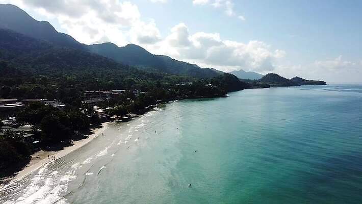 나무 모래 파도 바다 섬 여행 백그라운드 태국 자연 하늘 호텔 휴가 휴식 안테나 사람 사람없음 초록색 물 파란색 모래사장 야자수 태양 맑음 수영 자유 광선 투명 황금 언덕 하와이 폴리네시아 드론 터키석 파라다이스 그리너리 4K MP4 해외동영상 클립영상 자연요소 식물 아시아 컬러 컨셉 통신 숙소 날씨 미국 수상스포츠 오세아니아 보석 생태계 동영상 파일형식 트랜드컬러