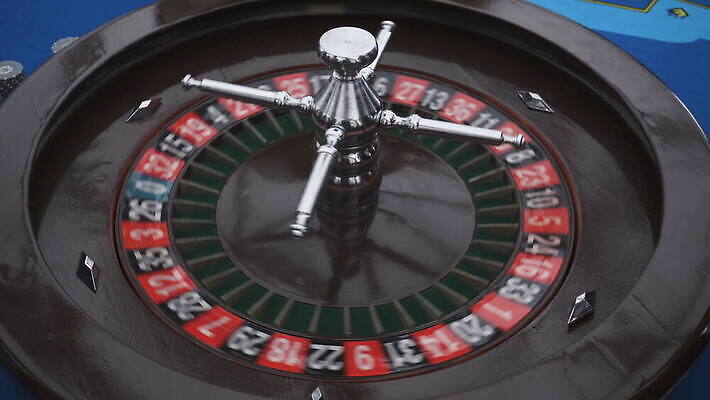 컬러 돈 비즈니스 공 놀이 탁자 성공 휴가 사람없음 목재 빨간색 숫자 검은색 게임 우승 바퀴 원형 행운 재산 황금 도박 위험 카지노 기회 만들기 포커 섬유 룰렛 중독 승자 잭팟 조커 탄소 4K MOV 해외동영상 클립영상 도형 나무 문자 가구 컨셉 재료 모션 금융 직물 최고 트럼프 동영상 파일형식