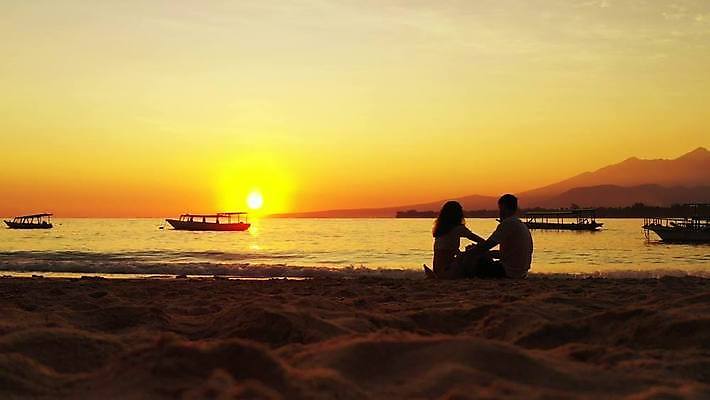 여자 남자 모래 바다 두명 노을 4K MP4 해외동영상 클립영상 자연요소 사람 동영상 파일형식