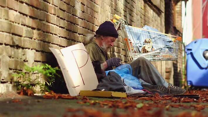 거리 주택 돌담 한명 사람 앉기 야외 옆모습 추위 좌절 쓰레기 가난 먹기 버리기 문제 판지 거지 구걸 노숙자 우울증 헬프 자선단체 4K MP4 해외동영상 클립영상 1 감정 뷰포인트 컨셉 모션 건물 담장 돌_바위 도움 그룹 질병 동영상 자선 파일형식