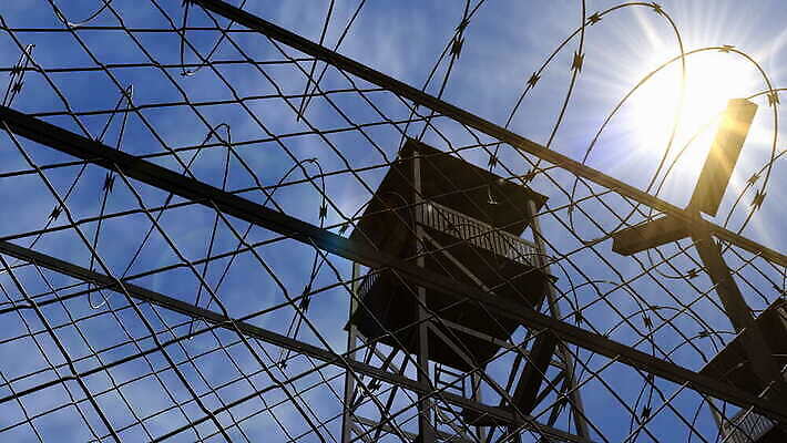 백그라운드 하늘 안전 사람없음 울타리 컴퓨터 3D 탑 맑음 자유 범죄 교도소 감옥 보안 철사 철조망 애니메이션 공정 감싸기 고문 우울증 죄수 4K HD MOV 해외동영상 클립영상 건축물 컨셉 모션 날씨 전자제품 담장 질병 디지털합성 동영상 파일형식