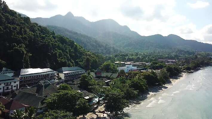 나무 모래 파도 바다 섬 여행 백그라운드 태국 자연 하늘 호텔 휴가 휴식 안테나 사람 사람없음 초록색 물 파란색 모래사장 야자수 태양 맑음 수영 자유 광선 투명 황금 언덕 하와이 폴리네시아 드론 터키석 파라다이스 그리너리 4K MP4 해외동영상 클립영상 자연요소 식물 아시아 컬러 컨셉 통신 숙소 날씨 미국 수상스포츠 오세아니아 보석 생태계 동영상 파일형식 트랜드컬러