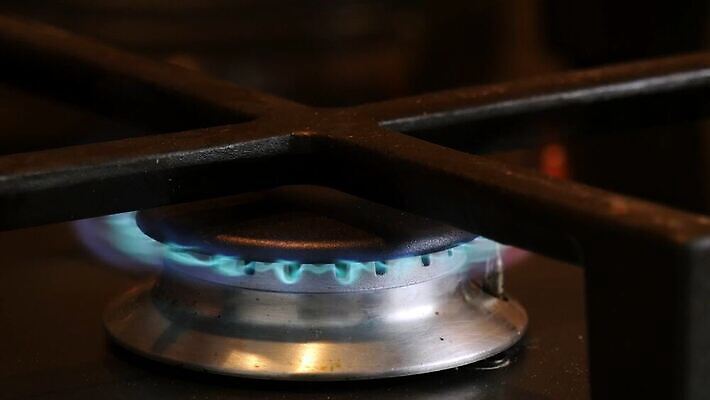 불 불꽃 주택 따뜻함 요리 사람없음 파란색 빛 금속 주방 어둠 힘 기계 장비 에너지 뜨거움 오븐 위험 난로 버너 연료 가스 내추럴 연소 광 점화 화상 4K MP4 해외동영상 클립영상 자연요소 컬러 컨셉 재질 건물 가전제품 상처 난방기 동영상 파일형식