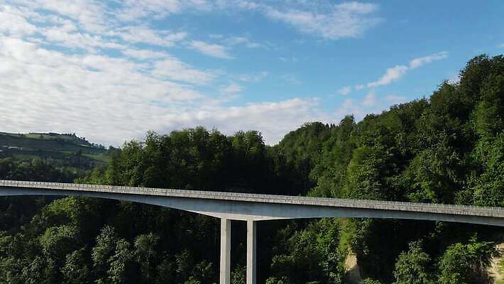 나무 도로 자동차 하늘 산 풍경 사람없음 야외 가교 4K MP4 해외동영상 클립영상 식물 건축물 길 육상교통 교통시설 동영상 파일형식