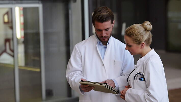 백인 여자 남자 통신 청소년 무선통신 협력 독일 실내 병원 대화 한명 20대 두명 아웃포커스 컴퓨터 태블릿 건강관리 고통 의사 코트 실험복 복도 질병 토론 뮌헨 바이에른 성인여자만 MOV 해외동영상 클립영상 서양인 1 감정 유럽 의학 촬영기법 건강 관리 말하기 사람 청년 내부 전자제품 스마트기기 외투 의료진 가운 동영상 여자만 성인만 파일형식