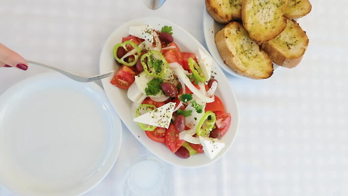 전통 접시 문화 조각 토마토 채소 양파 오이 치즈 파슬리 건강 요리 사람없음 식사 신선 고명 맛 상품 지중해 먹기 허브 유기농 올리브 칼로리 비타민 점심식사 맛있는 페타치즈 4K MOV 해외동영상 클립영상 식물 식기 웰빙 열매 바다 컨셉 모션 유제품 동영상 영양소 파일형식