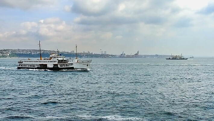 유럽 아시아 바다 여행 비즈니스 건축양식 교통시설 하늘 이스탄불 안테나 파노라마 풍경 사람없음 건물 물 여름 파란색 도시풍경 항구 일몰 화물 도시 보트 저녁 화물선 함선 상업 동쪽 스카이라인 칠면조 랜드마크 보스포루스 MOV 튀르키예 해외동영상 클립영상 자연요소 건축물 계절 건축 나라 컬러 교통 배_교통 통신 조류 촬영기법 노을 운송업 야간 방향 시설 동영상 파일형식