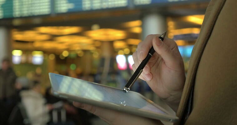 비즈니스 한명 사람 태블릿 터치패드 업무 비즈니스우먼 이메일 공항 터치펜 4K MOV 해외동영상 클립영상 1 여자 교통시설 전자제품 스마트기기 펜 작업 직장인 동영상 파일형식