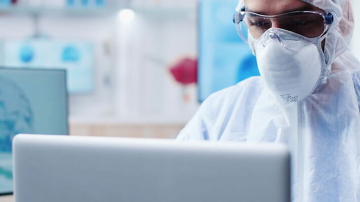 직업 남자 산업 컬러 과학 건강 현미경 실험 작업복 가면 사람없음 스터디 컴퓨터 약 3D 스크린 장비 의사 코트 램프 작업 액체 실험실 결과 질병 연구원 과학자 뇌 생물학 비커 튜브 발견 조제 돌봄 화학자 4K MOV 해외동영상 클립영상 옷 교육 컨셉 의학 모션 조명 실험기구 사람 전자제품 학습 외투 의료진 디지털합성 만들기 동영상 학자 파일형식