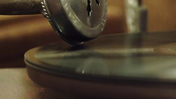 디자인 음악 백그라운드 손잡이 미술 사람없음 목재 상자 금속 확성기 소리 듣기 장비 수확 골동품 기구 춤 역사 시장 클래식 향수 오브젝트 복고 오디오 축음기 비닐 턴테이블 고물 구식 깔대기 되감기 옛날 조작 플레이어 스타일 4K MP4 해외동영상 클립영상 나무 음향기기 컨셉 농업 재료 모션 재질 문화예술 전자제품 화장품 동영상 파일형식