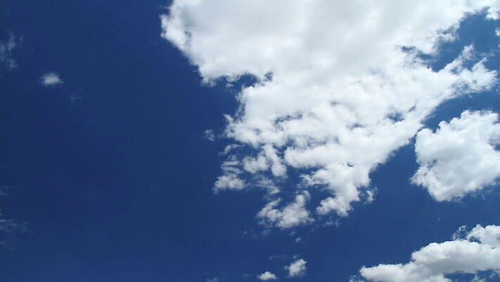 구름 백그라운드 자연 하늘 날씨 풍경 사람없음 야외 가로 여름 파란색 빛 햇빛 태양 우주 환경 흰색 전원 분위기 장면 천국 솜털 스카이라인 내추럴 오존 적란운 천창 유일 4K 타임랩스 MOV 해외동영상 클립영상 자연요소 계절 컬러 컨셉 촬영기법 전기에너지 생태계 동영상 파일형식 구름_자연