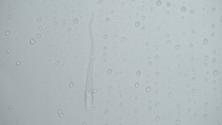 디자인 음료 백그라운드 자연 유리 표면 추상 사람없음 물 파란색 빛 뷰티 반사 거품 젖음 추위 흰색 물방울 신선 투명 액체 떨어짐 수증기 이슬 수분 시원함 빗방울 순수 묘사 질감 분무기 내추럴 현실 4K MP4 해외동영상 클립영상 자연요소 컬러 컨셉 무늬 재질 비_날씨 생태계 동영상 파일형식