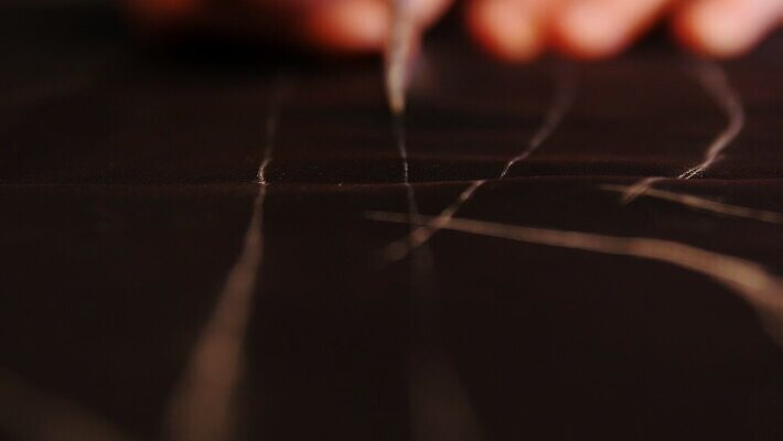 직업 손 디자인 드레스 옷 산업 선 손가락 공장 노동자 한명 정장 유행 장비 코트 공구 직물 업무 바늘 실 수리 제조 바느질 자르기 천 측정 분필 자수 재단 재단사 공예가 퀼트 핸드메이드 4K MP4 해외동영상 클립영상 1 공업 모션 사람 신체부위 외투 도구 작업 초크 동영상 파일형식