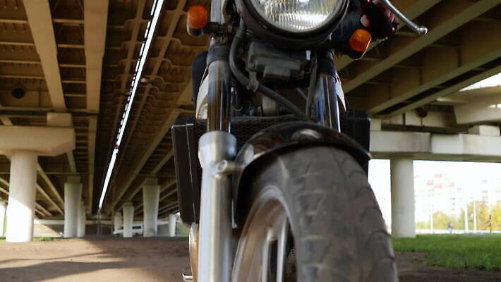 모델 응시 옷 여자 도로 포즈 자동차 거리 한명 사람 앉기 풍경 빨간색 청춘 금발 운동 섹시 유행 검은색 재킷 오토바이 레이싱 도시 가죽 유혹 아래 입술 속도 그런지 라이더 바이크레이서 옛날 펑크 MOV 해외동영상 클립영상 1 헤어스타일 시선 길 육상교통 컬러 컨셉 교통시설 모션 건강 시합 신체부위 바이크 외투 방향 위치 동영상 파일형식