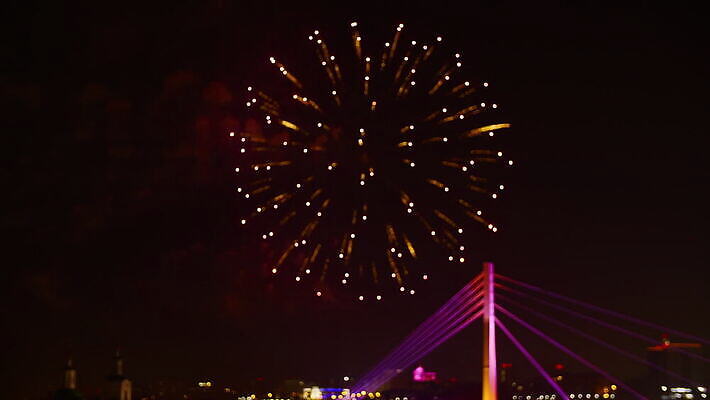 기념일 행복 컬러 백그라운드 컨셉 오렌지 하늘 추상 휴가 불꽃 기념 이벤트 사람없음 야외 빨간색 빛 도시풍경 컬러풀 노란색 파티 검은색 축제 어둠 자유 로켓 축하 도시 야간 폭발 쇼 스카이라인 동영상 빛망울 광 크리스마스이브 환상 MOV 해외동영상 클립영상 자연요소 감정 크리스마스 무늬 과일 불 풍경 파일형식