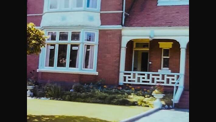 전통 영어 외관 건축양식 영국 잉글랜드 거리 주택 사람없음 야외 건물 강 낭만 수확 골동품 도시 거친 역사 재산 클래식 도서관 강가 필름 영화 향수 런던 문서 복고 영사기 동영상 구식 보관소 서쪽 아마추어 옛날 4K MOV 해외동영상 클립영상 문자 건축물 교육 건축 유럽 컨셉 농업 문화예술 금융 화장품 방향 저장 파일형식