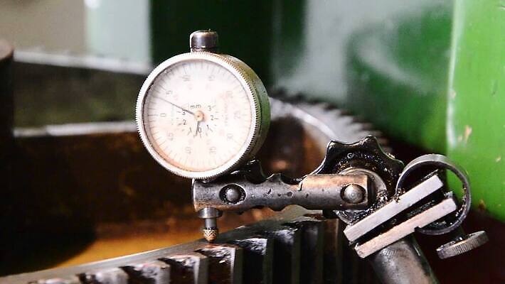 산업 얼굴 선 포즈 비즈니스 공장 표면 왕관 기술 안전 경사 사람없음 머리 금속 힘 기계 공백 장비 기구 공구 업무 원형 구멍 센터 작업실 치아 자르기 철 측정 서비스 톱니바퀴 무거움 엔진 기어 모터 방앗간 되감기 부스러기 송곳 옛날 제어 철강 커터 MOV 해외동영상 클립영상 도형 공업 모션 재질 신체부위 도구 작업 소화기관 무게 동영상 파일형식