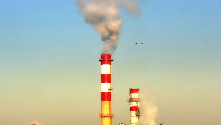 식물 실루엣 산업 공장 하늘 굴뚝 사람없음 글로벌 햇빛 태양 일출 환경 힘 일몰 손상 에너지 독약 오염 분위기 연기 수증기 파이프 연료 가스 배기가스 생태학 스모그 화학물질 4K MOV 해외동영상 클립영상 자연요소 교육 컨셉 공업 촬영기법 노을 화학 동영상 파일형식