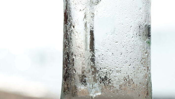 음료 바다 백그라운드 유리 맥주 사람없음 컵 갈색 검은색 어둠 거품 흐름 머그컵 추위 흰색 알코올 신선 바 액체 닫기 시원함 갈증 만취 가득함 상쾌 아일랜드 알코올중독 스카우트 패닝샷 카피스페이스 MOV 해외동영상 클립영상 식기 감정 유럽 컬러 컨셉 모션 재질 주류 촬영기법 공백 동영상 중독 술취함 파일형식