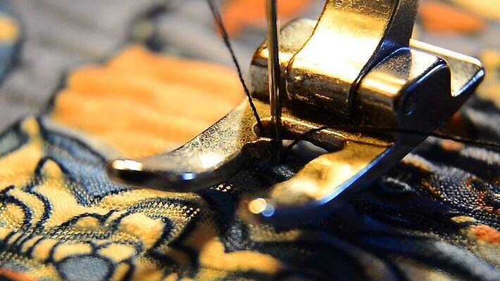 디자인 드레스 옷 산업 패턴 공장 취미 사람없음 유행 금속 기계 도구 직물 면 업무 실 수리 바느질 공예 질감 만들기 재단 재단사 바늘땀 철강 MOV 해외동영상 클립영상 직업 무늬 공업 모션 재질 작업 동영상 파일형식