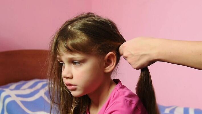 헤어스타일 여학생 여자 딸 어린이 이동 학교 가족 엄마 아침 사람 사람없음 고통 슬픔 좌절 엉킴 상처 7 엮은 진짜 혼란 장식술 MOV 해외동영상 클립영상 주간 학생 교육 감정 컨셉 관계 장식 숫자 동영상 파일형식