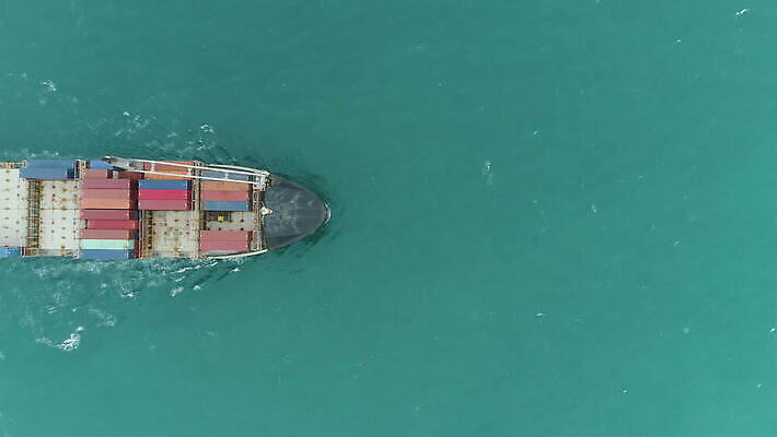 산업 바다 교통시설 안테나 사람없음 세로 화물 보트 보행로 컨테이너 화물선 무역 함선 물류 수입 조감도 4K MOV 해외동영상 클립영상 길 교통 배_교통 통신 운송업 시설 동영상 파일형식