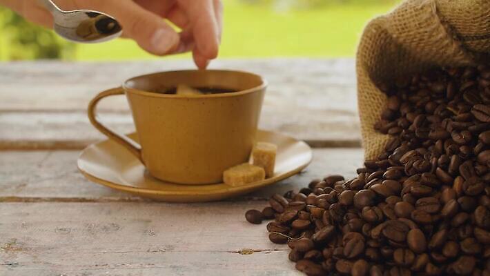 전통 손 커피 음료 재료 콩 씨앗 야외 컵 갈색 정원 검은색 에너지 신선 뜨거움 닫기 맛 수증기 낟알 설탕 굽기 삼베 아로마 아메리카노 에스프레소 내추럴 아라비카 카페인 맛있는 놓기 4K MOV 해외동영상 클립영상 식물 식기 컬러 컨셉 모션 곡류 신체부위 구이 동영상 파일형식 천_직물