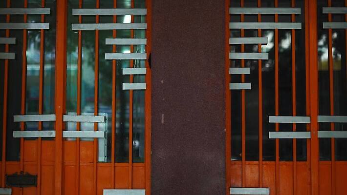 식물 라이프스타일 외관 선 벽 오렌지 건축양식 창문 유리 부동산 거리 멕시코 아파트 주택 사람없음 야외 건물 여름 인테리어 문 금속 블록 도시 재산 저녁 리빙 이웃 대여 복잡 임대 4K MOV 해외동영상 클립영상 건축물 디자인 계절 건축 컨셉 북아메리카 과일 재질 생활 금융 경제 야간 동영상 파일형식