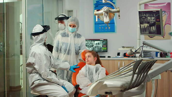 어린이 엄마 건강 치과 병원 작업복 말하기 대화 가면 장비 시험 간호사 의사 바이러스 치아 보호장비 치과의사 예방 약속 방문 문제 틀니 서류판 설문지 치아교정 치통 코로나바이러스 뉴노멀 4K 구강학 MOV 해외동영상 클립영상 옷 교육 의학 가족 모션 사람 경제 사무용품 의료진 소화기관 질병 교정 동영상 파일형식