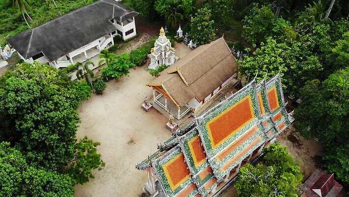 전통 디자인 아시아 종교 문화 선 여행 불교 건축양식 태국 자연 산 동양인 사람없음 야외 건물 가로 초록색 햇빛 평화 탑 사찰 황금 클래식 숲 언덕 신성 수도원 드론 사리탑 옛날 이국적 4K MP4 해외동영상 클립영상 건축물 건축 나라 컬러 컨셉 종교건축 인종 태양 생태계 동영상 파일형식