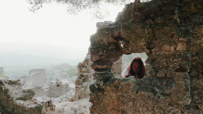 응시 여행 건축양식 창문 자연 휴가 산 한명 미소 사람 풍경 야외 건물 여름 여행객 걷기 카메라 마을 탐험 골동품 바위 도시 중세 역사 재산 언덕 타운 내추럴 산악지대 고고학 랜드마크 뿌연 사방 옛날 파멸 4K MOV 해외동영상 클립영상 1 건축물 시선 계절 교육 건축 컨셉 모션 표정 금융 전자제품 돌_바위 생태계 동영상 파일형식 소멸