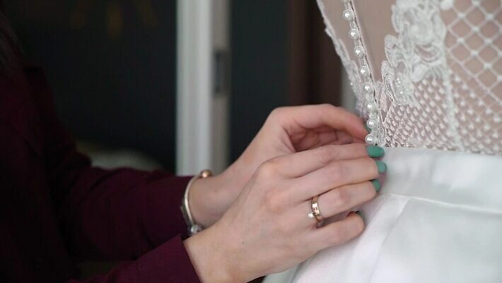 백인 손 드레스 옷 여자 딸 리본 결혼 신혼부부 결혼식 기념 이벤트 성인 뷰티 유행 귀여움 낭만 흰색 축하 가운 고급 우아함 닫기 묘사 들러리 착용 코르셋 헬프 스타일 놓기 MOV 해외동영상 클립영상 서양인 부부 컬러 컨셉 가족 모션 사람 신체부위 도움 신혼 동영상 하객 파일형식