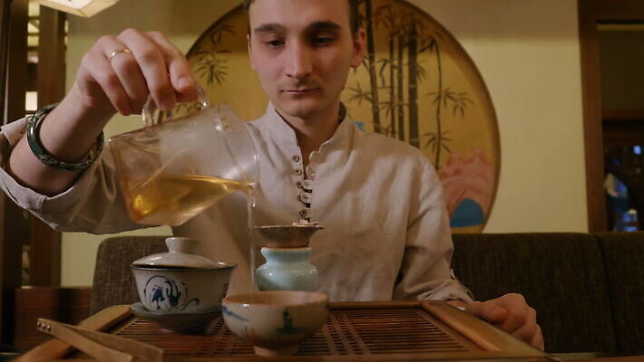 전통 아시아 문화 음료 컨셉 휴식 주류 건강 한명 사람 동양인 빨간색 초록색 일본 중국 마시기 신선 뜨거움 사발 붓기 맛 냄비 녹차 허브 유기농 향기 냄새 아로마 향 주인 유리주전자 내추럴 우롱차 MOV 해외동영상 클립영상 식물 1 웰빙 나라 컬러 모션 유리 주전자 인종 차_음료 사기그릇 솥 동영상 파일형식