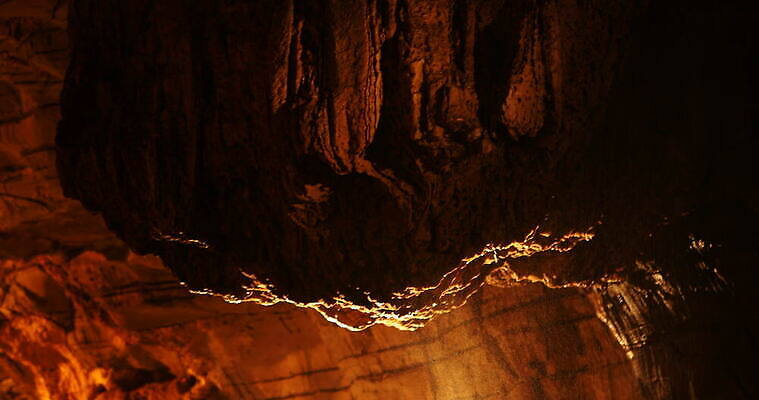 여행 백그라운드 자연 사람없음 빛 어둠 폭포 바위 동굴 지하 내추럴 지질 4K MOV 해외동영상 클립영상 돌_바위 생태계 동영상 파일형식