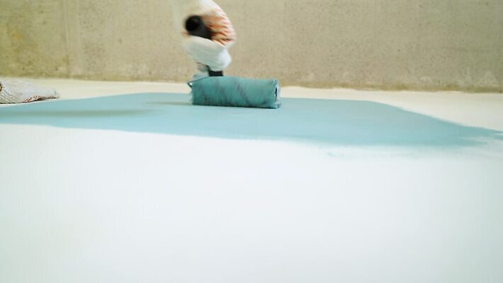 직업 벽 장갑 노동자 바닥 아파트 주택 한명 장식 파란색 컬러풀 페인트 장비 회색 공구 붓 플랫 수리 혼합 컨테이너 양동이 그림 롤러 화가 개선 건축업자 공예가 그런지 복원 콘크리트 회복 4K MOV 해외동영상 클립영상 1 잡화 건축 산업 컬러 컨셉 사람 건물 도구 동영상 파일형식