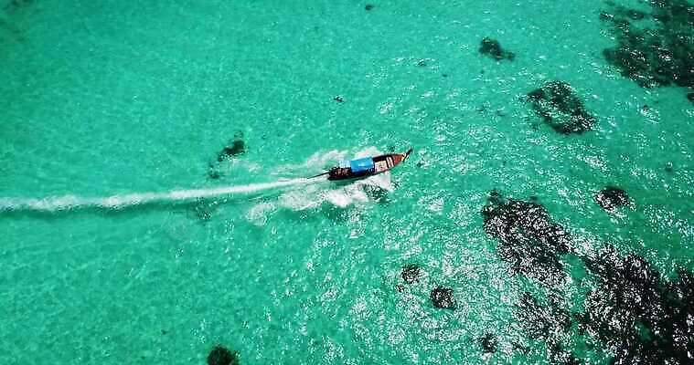 나무 아시아 모래 파도 바다 컬러 섬 여행 요트 태국 자연 하늘 휴가 열대 산 안테나 사람없음 초록색 물 파란색 야자수 만 보트 산호 언덕 마야 항공촬영 드론 터키석 파라다이스 푸켓 그리너리 4K MP4 해외동영상 클립영상 자연요소 식물 나라 뷰포인트 배_교통 통신 자포동물 보석 생태계 마야문명 동영상 파일형식 트랜드컬러