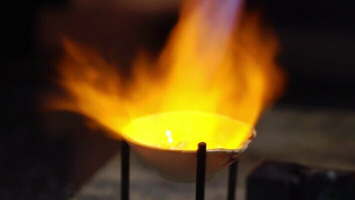 직업 디자인 산업 장신구 탁자 불 노동자 기술 사람없음 노란색 금속 장비 도구 공구 반지 작업 뜨거움 작업실 황금 고급 제조 은색 상품 보석 버너 만들기 난방 공예가 대장장이 백금 솜씨 핸드메이드 화상 MOV 해외동영상 클립영상 자연요소 컬러 가구 컨셉 모션 재질 상처 광석 동영상 파일형식