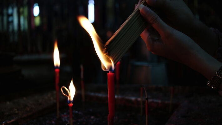 전통 손 아시아 종교 문화 불교 촛불 태국 불 불꽃 한명 동양인 옆모습 빛 교회 믿음 중국 어둠 희망 기도 잡기 사찰 뜨거움 영혼 닫기 야간 향기 신성 기념물 광 사당 숭배 신앙심 충실 호러 화상 존경 4K MOV 해외동영상 클립영상 자연요소 1 감정 나라 뷰포인트 초 종교건축 모션 사람 인종 신체부위 상처 냄새 공포 동영상 파일형식