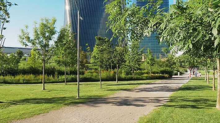 나무 공원 길 이동 창문 가족 자국 모션 자연 휴식 잔디 사람없음 야외 초록색 금융 경제 사무실 탑 고층빌딩 산책 도시 보행로 도심 미끄러짐 미끄럼틀 큼 오솔길 롤 지역 숨김 밀라노 방법 선로 4K MOV 해외동영상 클립영상 식물 건축물 공공시설 컬러 컨셉 비즈니스 관계 빌딩 이탈리아 놀이기구 크기 생태계 동영상 파일형식