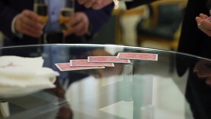 손 남자 장난 상상 놀이 아이디어 사람 이벤트 사람없음 파티 놀람 공연 연주자 무대 마법사 마술사 게임 잡기 신용카드 재산 도박 서커스 신비 갑판 기적 카지노 쇼 포커 공상 연예인 마법 보여주기 라스베가스 실행 에이스 오해 MOV 해외동영상 클립영상 직업 감정 컨셉 배_교통 모션 표정 신체부위 금융 음악가 마술 트럼프 동영상 파일형식