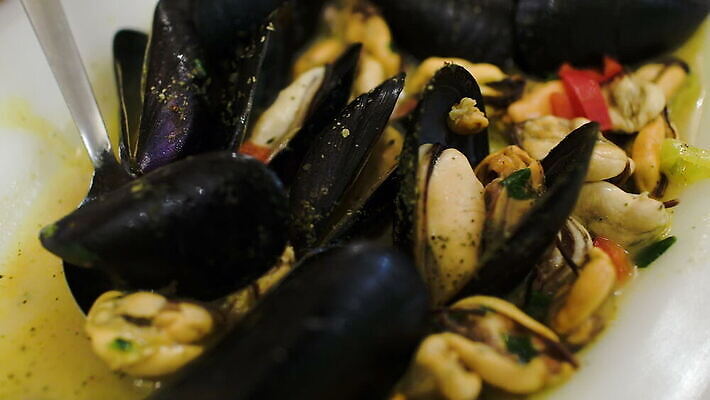 접시 음식 요리 사람없음 식당 숟가락 식사 카페 맛 지중해 먹기 해산물 홍합 메인요리 앙트레 맛있는 MOV 해외동영상 클립영상 식기 바다 컨셉 모션 어패류 수저 상점 동영상 파일형식