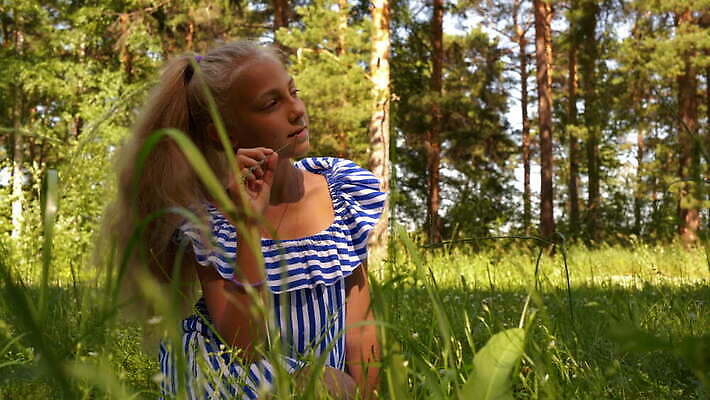 나무 백인 1 응시 드레스 공원 어린이 생각 자연 휴가 한명 앉기 취미 야외 목재 10대 금발 걷기 맑음 산책 꿈 자유 기다림 숲 먹기 명상 사색 포니테일 몽상가 혼자 4K MOV 해외동영상 클립영상 서양인 식물 헤어스타일 시선 옷 공공시설 컨셉 재료 모션 청소년 날씨 휴식 사람 생태계 동영상 파일형식