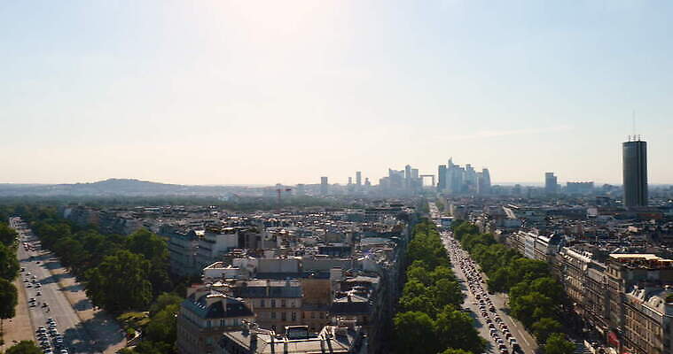 전통문화 도로 여행 건축양식 하늘 거리 주택 풍경 사람없음 야외 관광지 도시풍경 프랑스 도시 도심 지역 연립주택 구시가지 랜드마크 패닝샷 수평선 파리(프랑스) 4K MOV 해외동영상 클립영상 전통 건축 유럽 문화 길 교통시설 촬영기법 건물 동영상 파일형식