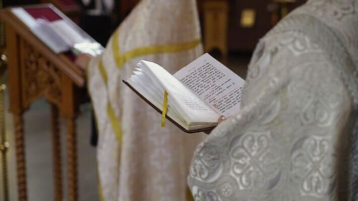 전통 손 기독교 종교 결혼 십자가 실내 사람 내부 책 교회 믿음 성경 기도 예수 의식 아빠 황금 성자 성직자 심볼 연습 묘사 서비스 신성 덩어리 교황 성찬식 성체 신앙심 MOV 해외동영상 클립영상 감정 종교용품 가족 종교건축 이벤트 건물 신체부위 신_종교 동영상 파일형식
