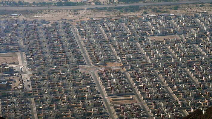 도로 여행 자연 하늘 새로움 산 주택 안테나 풍경 사람없음 야외 태양 노란색 여행객 계곡 하이킹 사막 중앙 정상 지역 아라비아 동쪽 아랍에미리트 두바이 랜드마크 엑스포 수평선 4K MOV 해외동영상 클립영상 자연요소 길 컬러 컨셉 중동 통신 교통시설 레저 사람 건물 방향 생태계 동영상 파일형식